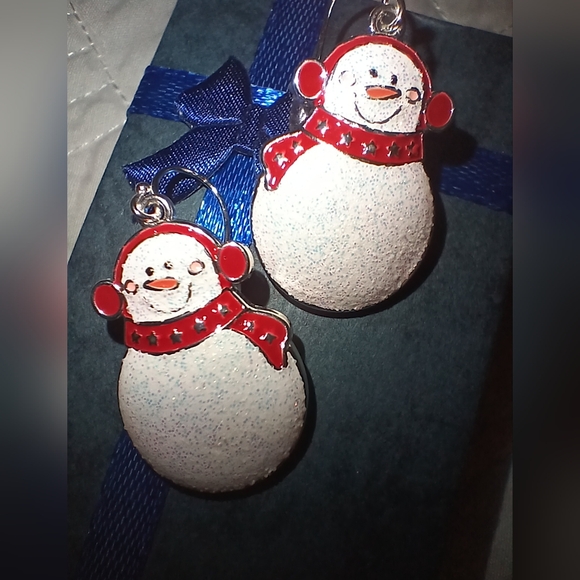 BETSEY JOHNSON " FROSTY THE SNOWMAN" ENAMELED DANGLE EARRINGS NWOT - Picture 3 of 9